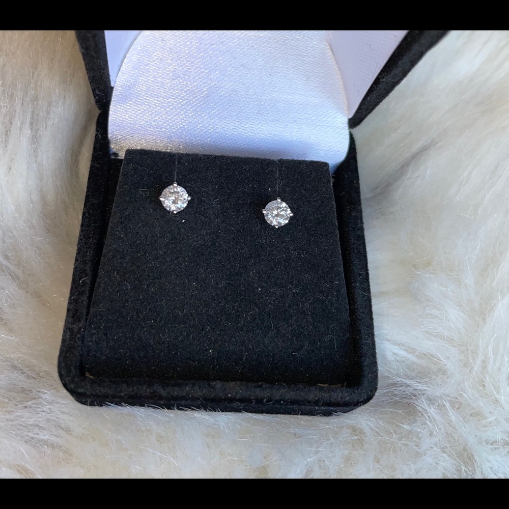 Helzberg diamond earrings 0.5 ctw 💎 with jackets